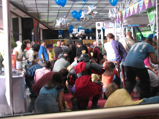 extras rehearse hold-up scene